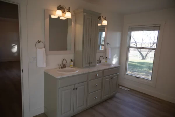 bathroom w window
