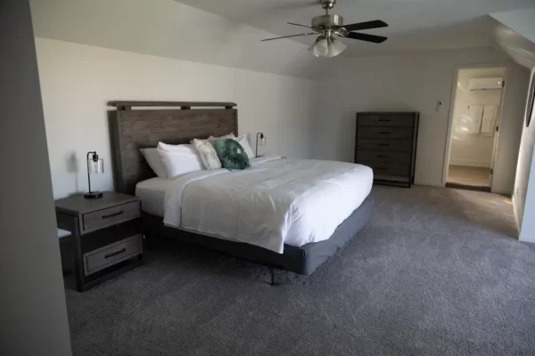 bedroom w ceiling fan